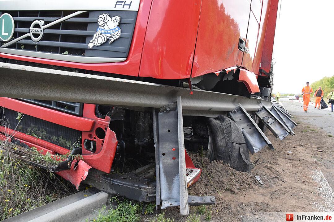 Reifenplatzer: Lkw walzt auf A70 Leitplanken nieder