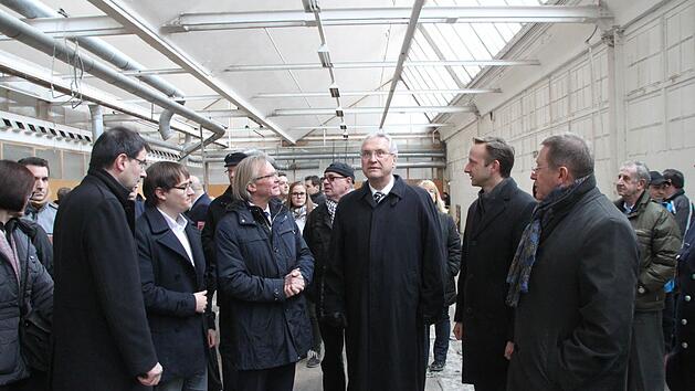 Am Freitag besichtigte Innenminister Joachim Herrmann (CSU) die leer stehende Kulmbacher Spinnerei in Mainleus. Unser Bild zeigt (vorne, von links) MdL Martin Sch&ouml;ffel, Sebastian T&uuml;rk und Arno Friedrichs von der Mainleus Invest GmbH, der das Gel&auml;nde geh&ouml;rt, Innenminister Friedrich, CSU-B&uuml;rgermeister-Kandidat Robert Bosch und Kulmbachs Oberb&uuml;rgermeister Henry Schramm. Foto: J&uuml;rgen G&auml;rtner
