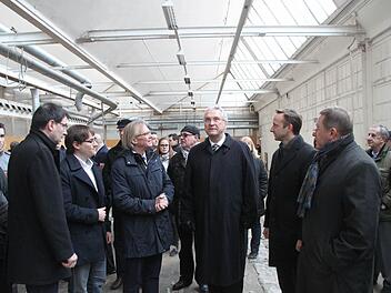 Am Freitag besichtigte Innenminister Joachim Herrmann (CSU) die leer stehende Kulmbacher Spinnerei in Mainleus. Unser Bild zeigt (vorne, von links) MdL Martin Schöffel, Sebastian Türk und Arno Friedrichs von der Mainleus Invest GmbH, der das Gelände gehört, Innenminister Friedrich, CSU-Bürgermeister-Kandidat Robert Bosch und Kulmbachs Oberbürgermeister Henry Schramm. Foto: Jürgen Gärtner