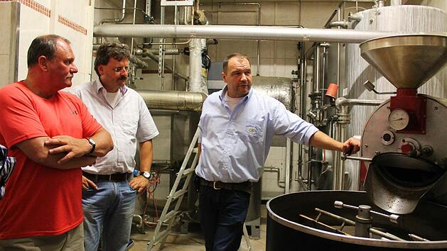 Karl-Hein Wehrfritz führte seine Gäste durch die verschiedenen Geräteräume der Brauerei wie Sudhaus und Gärkeller.