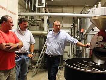 Karl-Hein Wehrfritz führte seine Gäste durch die verschiedenen Geräteräume der Brauerei wie Sudhaus und Gärkeller.