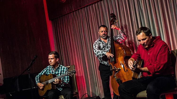 Beeindruckendes Gastspiel: Diknu Schneeberger, Joschi Schneeberger und Martin Spitzer (von links) eröffneten die neue Saison bei "Leise am Markt" in Coburg. Foto: Jochen Berger