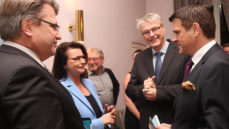 MdL Steffen Vogel (rechts) im Gespräch mit Justizminister Dr. Winfried Bausback und den beiden Caritasdirektoren Pia Theresia Frank und Dr. Wolfgang Kues (von links).