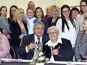 Während Bürgermeister Ludwig Nagel mit Katharina Motz auf den 95. Geburtstag anstieß, sangen die vielen Enkel und Urenkel ihrer Oma und Uroma ein Geburtstagslied.  Foto: Johanna Blum