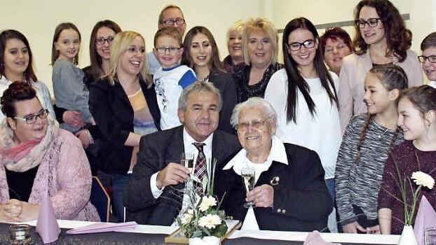 Während Bürgermeister Ludwig Nagel mit Katharina Motz auf den 95. Geburtstag anstieß, sangen die vielen Enkel und Urenkel ihrer Oma und Uroma ein Geburtstagslied.  Foto: Johanna Blum
