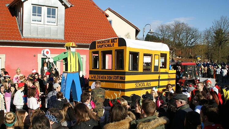 Sogar an der Baumschule hält der Danggefelder Schulbus, den ganz viele Dankenfelder begleiteten.