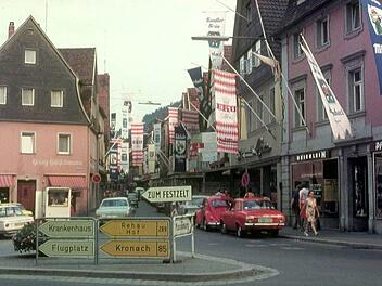 Holzmarkt 1974: Für die Bierwochenbesucher gab es eine eigene Beschilderung, die nach links zum Festplatz weist. Heuer müsste das Schild in die andere Richtung zeigen. Foto: Helmut Günther
