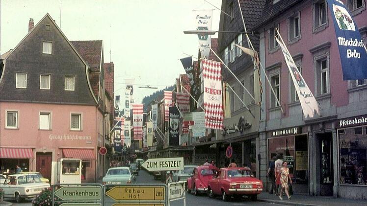 Holzmarkt 1974: Für die Bierwochenbesucher gab es eine eigene Beschilderung, die nach links zum Festplatz weist. Heuer müsste das Schild in die andere Richtung zeigen. Foto: Helmut Günther