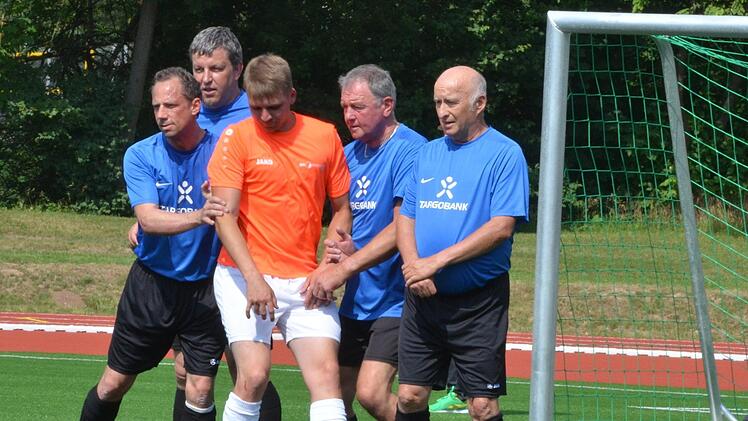 Die Mauer steht - beim Auftaktspiel, Stadtrat gegen Verwalung.