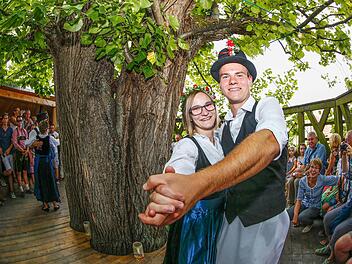 Auf der Tanzlinde geht's rund: Die Limmersdorfer Lindenkirchweih (Landkreis Kulmbach) gehört zu den sieben Ausgezeichneten, die den "Heimatpreis Oberfranken" verliehen bekommen haben. Foto: Matthias Hoch