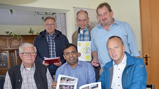 Pfarrer Cyriak zeigte dem Organisationsteam für das Benefizkonzert ergreifende Bilder aus seiner Heimat. Stehend von links Waldemar Förtsch, Manfred Fehn, Peter Grüdl, sitzend von links, Bernhard Zipfel, Pfarrer Cyriak Chittukalam, Bürgermeister Thomas Löffler.  Foto: K.- H. Hofmann