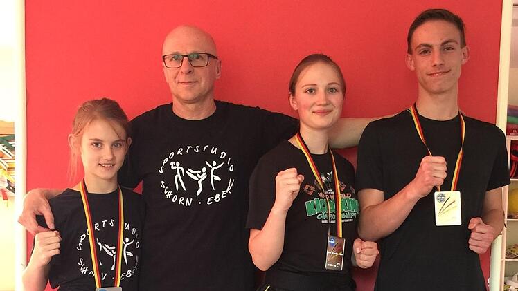 Die Eberner Kickboxer von links: Jule Greul, Trainer Jürgen Schorn, Johanna Zeitler und Max Schmitt Foto: Wolfgang Dietz