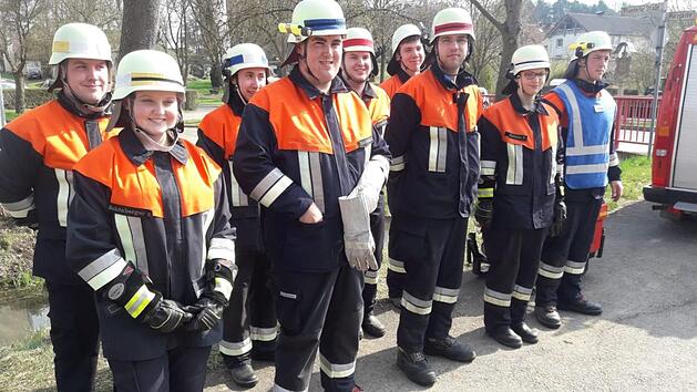Leitungsabzeichen wurden bei der Freiwilligen Feuerwehr Weichtungen 2019 absolviert von Sina Sch&ouml;nberger, Christoph Kaufmann, Tobias Hochrein, Lukas Krug, Rafael Bambach, Christian Trost, Claudia Trost, Tim Seufert und Rafael Hochrein. Foto: Christoph Trost
