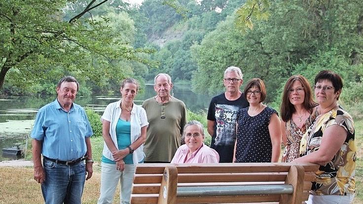 Der neu gewählte Vorstand freut sich über die neue Liege.