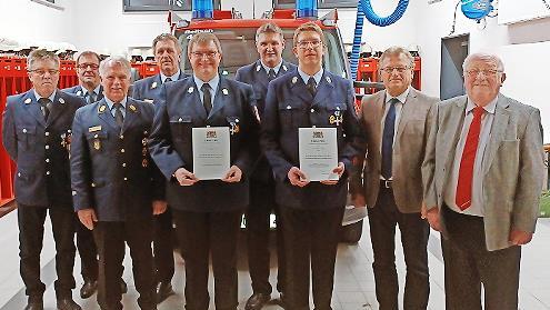 F&uuml;r 25 Jahre aktiven Dienst wurden Markus Ziereis (3. v. r.) und Markus Franz (5. v. r.) geehrt.