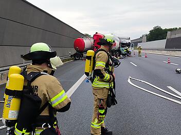 A6 bei Schwabach nach Unfall mit Gefahrgut-Lkw gesperrt - "hohe Explosionsgefahr"