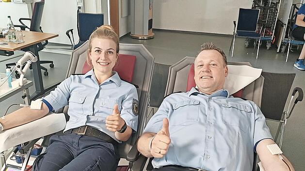 Polizeidirektor J&uuml;rgen Miketiuk mit der Polizeimeisteranw&auml;rterin Julia Storg beim Blutspenden.