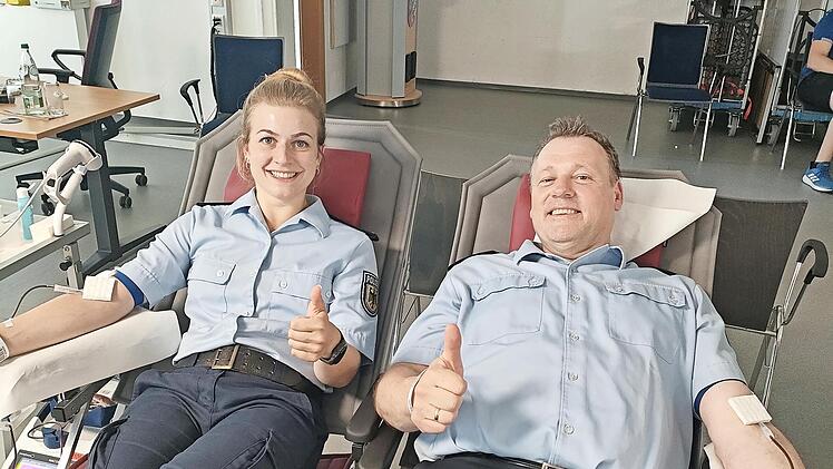 Polizeidirektor Jürgen Miketiuk mit der Polizeimeisteranwärterin Julia Storg beim Blutspenden.