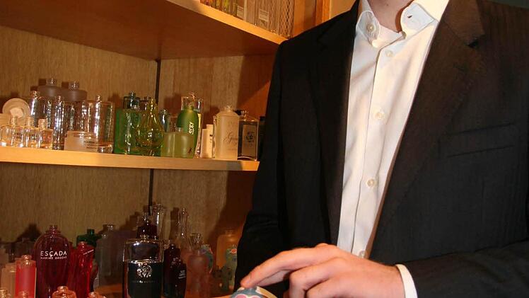 Frank Hammerschmidt zeigt die großen Kosmetik-Namen.