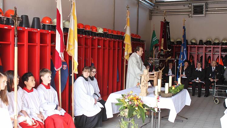 Pfarrer Dr. Matthias Rusin zelebrierte den Festgottesdienst im Gerätehaus. Foto: may