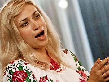 Mit ausdrucksvollem Gesang zog Ivanna Klyuba das Publikum im Rathaussaal von Neustadt in Bann. Fotos: Jochen Berger