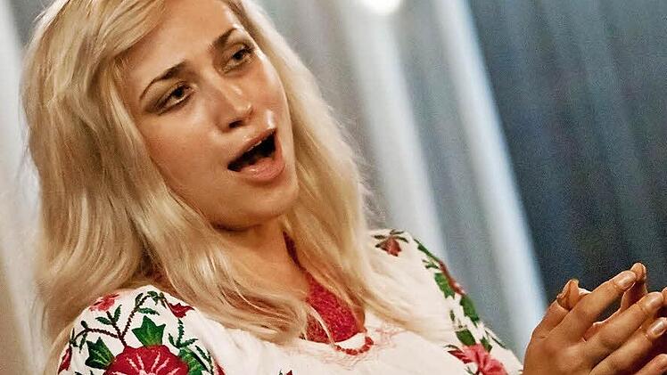 Mit ausdrucksvollem Gesang zog Ivanna Klyuba das Publikum im Rathaussaal von Neustadt in Bann. Fotos: Jochen Berger