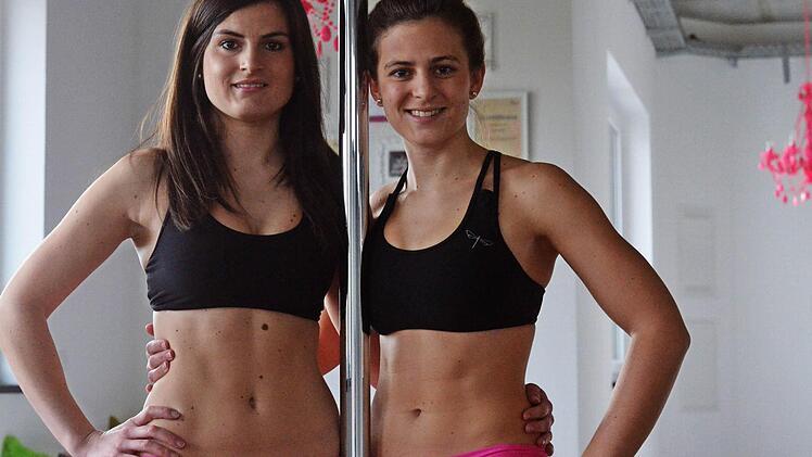 Franziska und Giulia in ihrem Poledance-Studio Foto: Nikolas Pelke