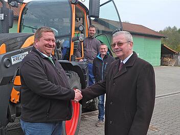 Jörg Bohnsack (l.) übergibt Bürgermeister Gotthard Schlereth den neuen Gemeindetraktor. Hinten (v. r.) Bauhofleiter Bernd Wald, Vorarbeiter Thomas Kolb und (am Steuer) Christian Sell. Foto: Gerd Schaar