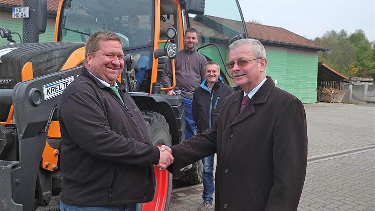 Jörg Bohnsack (l.) übergibt Bürgermeister Gotthard Schlereth den neuen Gemeindetraktor. Hinten (v. r.) Bauhofleiter Bernd Wald, Vorarbeiter Thomas Kolb und (am Steuer) Christian Sell. Foto: Gerd Schaar