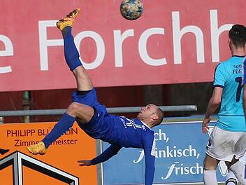 Peter Endres bereitete mit diesem herrlichen Fallrückzieher den 2:2-Ausgleich für den TSV Kleinrinderfeld bei der SpVgg Jahn Forchheim vor.  Fotos: Sebastian Baumann
