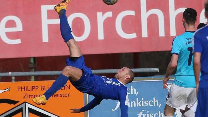 Peter Endres bereitete mit diesem herrlichen Fallrückzieher den 2:2-Ausgleich für den TSV Kleinrinderfeld bei der SpVgg Jahn Forchheim vor.  Fotos: Sebastian Baumann