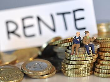 Wer schon in Rente war, aber noch etwas dazu verdienen wollte, durfte bislang nur 450 Euro im Monat verdienen. Foto: Andreas Gebert, dpa
