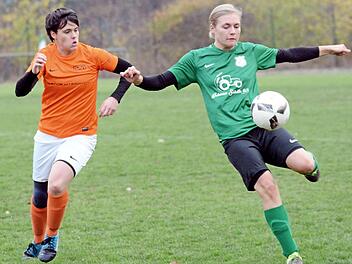 TSV Lonnerstadt - TSV Brand. Im Derby platzte der Knoten: Die Heimelf um Julia Schwarm (rechts), die hier Nicole März enteilte, feierte nach sieben Pleiten den ersehnten ersten Saisonsieg, bleibt aber Schlusslicht der Bezirksoberliga.  Foto: herzopress