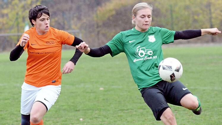 TSV Lonnerstadt - TSV Brand. Im Derby platzte der Knoten: Die Heimelf um Julia Schwarm (rechts), die hier Nicole März enteilte, feierte nach sieben Pleiten den ersehnten ersten Saisonsieg, bleibt aber Schlusslicht der Bezirksoberliga.  Foto: herzopress