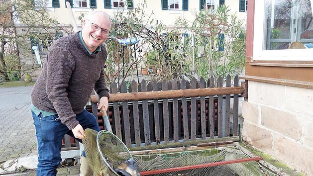 Christoph Oberle kümmert sich um seine Karpfen. Fotos: Udo Greiner