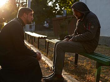 Pfarrer Aga im Gespräch mit einem Obdachlosen in Orhei - für Menschen wie diesen Mann will der Coburger Verein "Fortotschka e.V." eine Unterkunft errichten - zum Überleben im moldawischen Winter.  Foto: privat