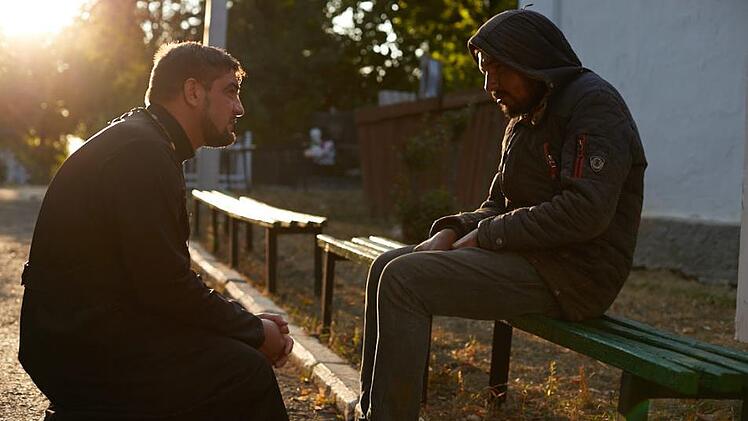 Pfarrer Aga im Gespräch mit einem Obdachlosen in Orhei - für Menschen wie diesen Mann will der Coburger Verein "Fortotschka e.V." eine Unterkunft errichten - zum Überleben im moldawischen Winter.  Foto: privat