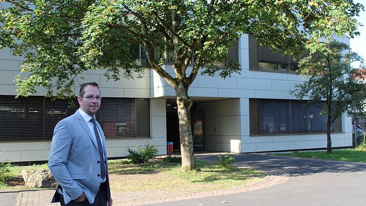Bis zu den Herbstferien dauert die Generalsanierung  der Mittelschule Bad Brückenau. Der neue Schulleiter Michael  Heyne freut sich auf den Umzug. Foto: Julia Raab