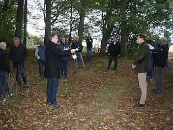 Wird es in Heldritt einen Ruheforst geben? Moritz von Butler (rechts) stellte dem Bauausschuss das dafür mögliche Areal vor. Foto: Martin Rebhan