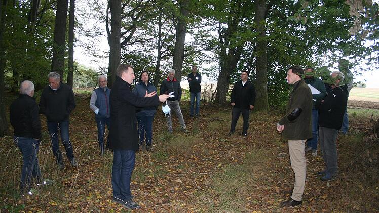 Wird es in Heldritt einen Ruheforst geben? Moritz von Butler (rechts) stellte dem Bauausschuss das dafür mögliche Areal vor. Foto: Martin Rebhan