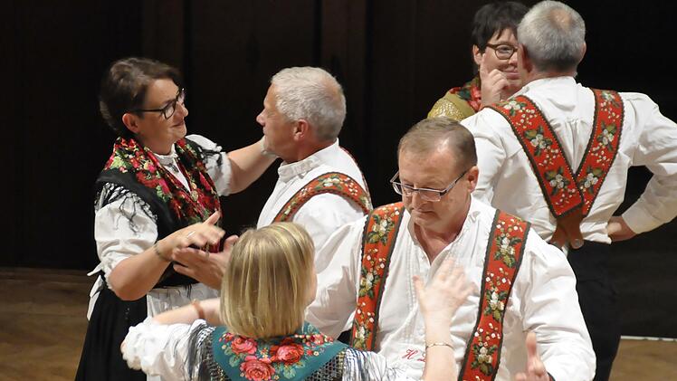 In ihren Tanztrachten führte die Trachtentanzgruppe Weisbach Volkstänze auf, die nicht nur in der Rhön getanzt wurden.