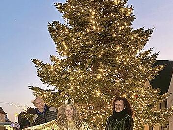 Freuen sich mit dem Christkind &uuml;ber den gro&szlig;en Erfolg des &bdquo;H&ouml;chstadter AdventsKULTKalenders&ldquo;: Thorsten M&uuml;ller (Bild- und Tontechnik, vorne), Atze Bauer (Produktion und Moderation, hinten links) und Susanne Bayer (Idee, Konzeption, PR, rechts).