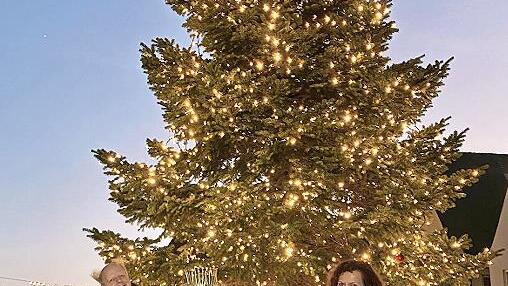 Freuen sich mit dem Christkind &uuml;ber den gro&szlig;en Erfolg des &bdquo;H&ouml;chstadter AdventsKULTKalenders&ldquo;: Thorsten M&uuml;ller (Bild- und Tontechnik, vorne), Atze Bauer (Produktion und Moderation, hinten links) und Susanne Bayer (Idee, Konzeption, PR, rechts).