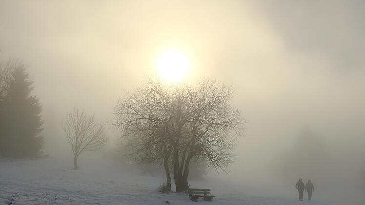 Winterwanderer konnten erst auf dem Kreuzberggipfel die Sonne etwas genie&szlig;en.  Foto: Gerhard Fischer