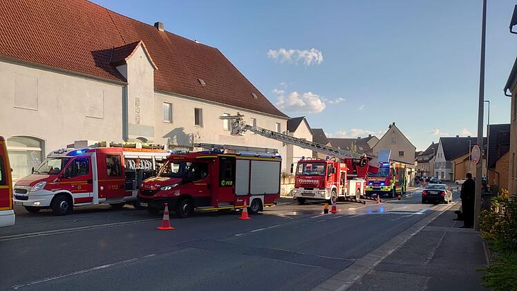 Zapfendorf: Sieben Feuerwehren rücken zu "Tanzsaal Hofmann" an - "etliche Personen" vermisst