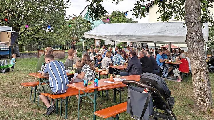 Die Eröffnung des Mehrgenerationengartens in Völkersleier durch den Rhönklub-Zweigverein Schondrahöhe wurde nach einem Jahr „Bauzeit“ gefeiert.
