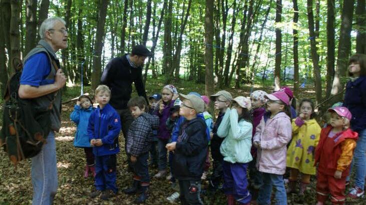 Aufbruch zur Waldexpedition: Mit Jörg Dettleff vom Forstrevier Trunstadt erkundeten die Kindergartenkinder und ihr Erzieher Julian Bayer den Wald mit allen Sinnen. Dabei sollen auch Waldgeister entdeckt worden sein. Foto: sw