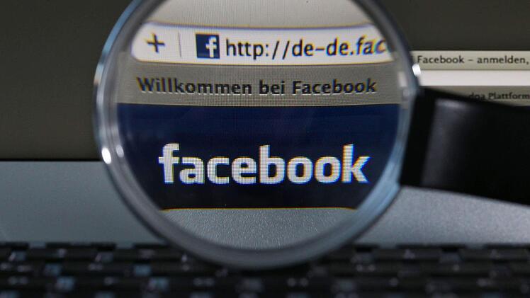 Unbedachte Handlungen auf Facebook haben reale Konsequenzen. Symbolfoto: Oliver Berg/dpa