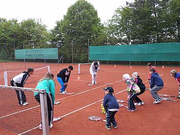 Mit Begeisterung machen Kinder beim Tennistraining des FC Eltingshausen mit zwei qualifizierten Tennistrainerinnen jeweils am Samstag ab 14 Uhr mit. Foto: Stefan Geiger