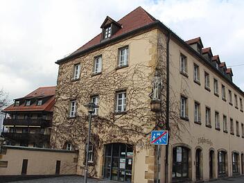 Mitte nächsten Jahres wird das Katharinenspital und der Anbau aus den 80er Jahren (links) abgerissen, damit in der Bamberger Straße ein neues Seniorenwohnheim entstehen kann. Foto: Roepert